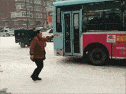 半岛·综合体育(中国)官方网站【提示】市民雪中摔伤可申请自然灾害民生救助！哪种鞋子最防滑小布告诉你